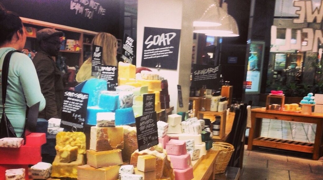 #loveforraw #soaps #bubbles #lush #cosmetics #gonaked #clearskin #lovelystaff #colors #fragrance #bathbombs #ilovelush