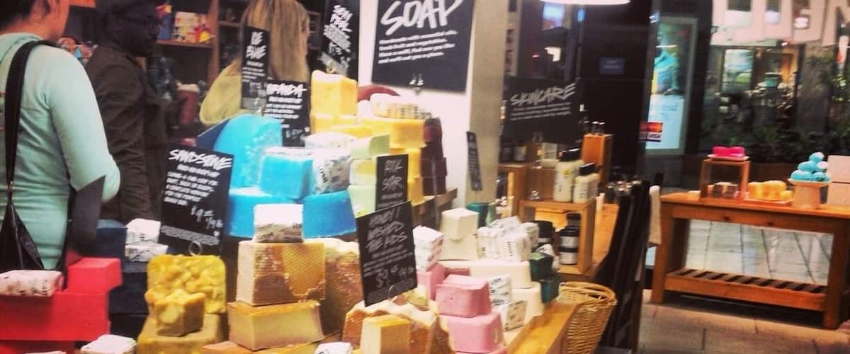#loveforraw #soaps #bubbles #lush #cosmetics #gonaked #clearskin #lovelystaff #colors #fragrance #bathbombs #ilovelush