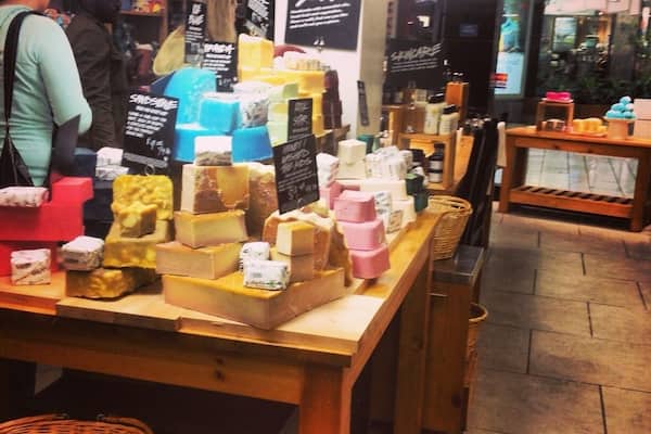 #loveforraw #soaps #bubbles #lush #cosmetics #gonaked #clearskin #lovelystaff #colors #fragrance #bathbombs #ilovelush