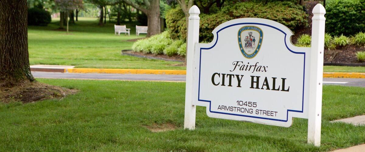 Fairfax mit einem Verwaltungsgebäude, Park und Beschilderung