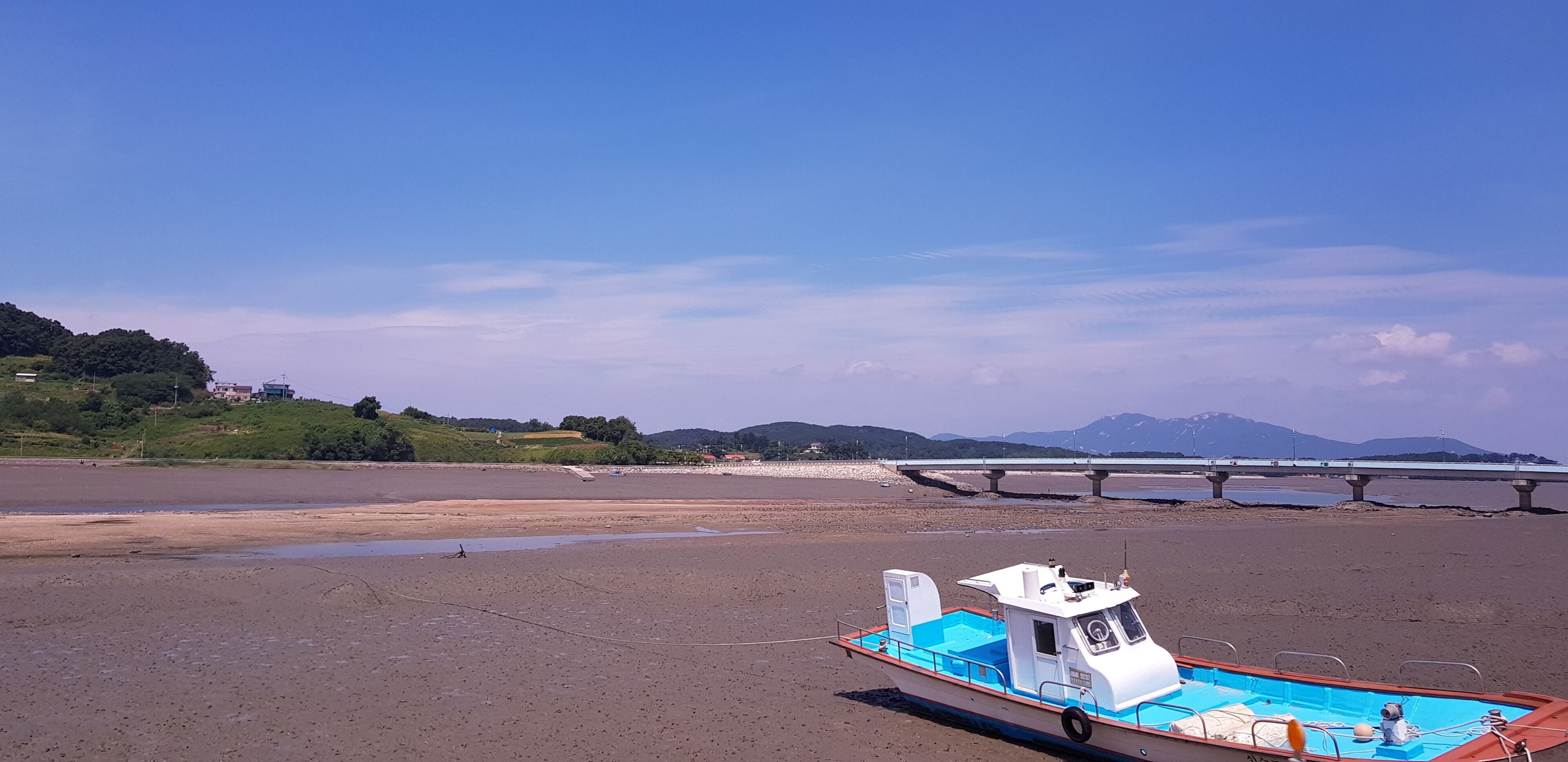 푸른하늘과 배와 숲이 어울어진 시도 오른쪽은 강화도이다.
