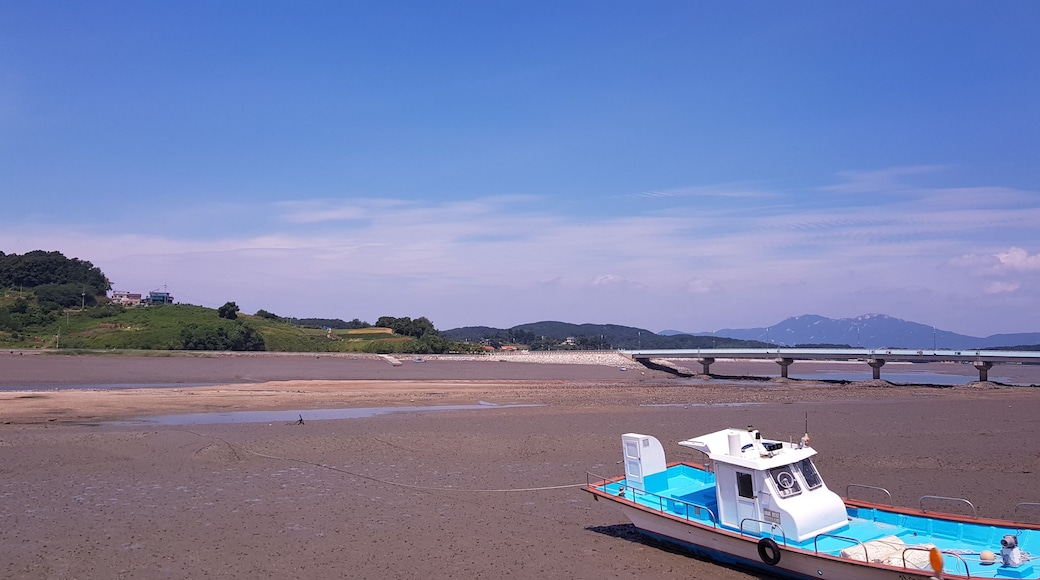 푸른하늘과 배와 숲이 어울어진 시도 오른쪽은 강화도이다.