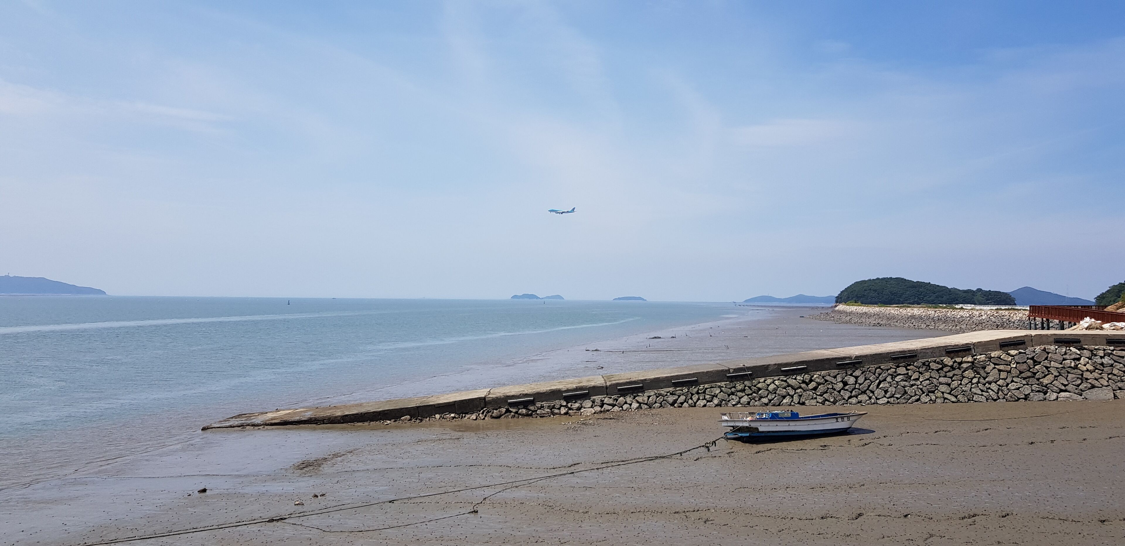 산과 바다가 어우어진 신도앞 바다