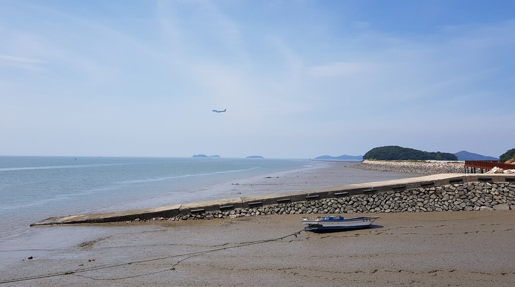 산과 바다가 어우어진 신도앞 바다