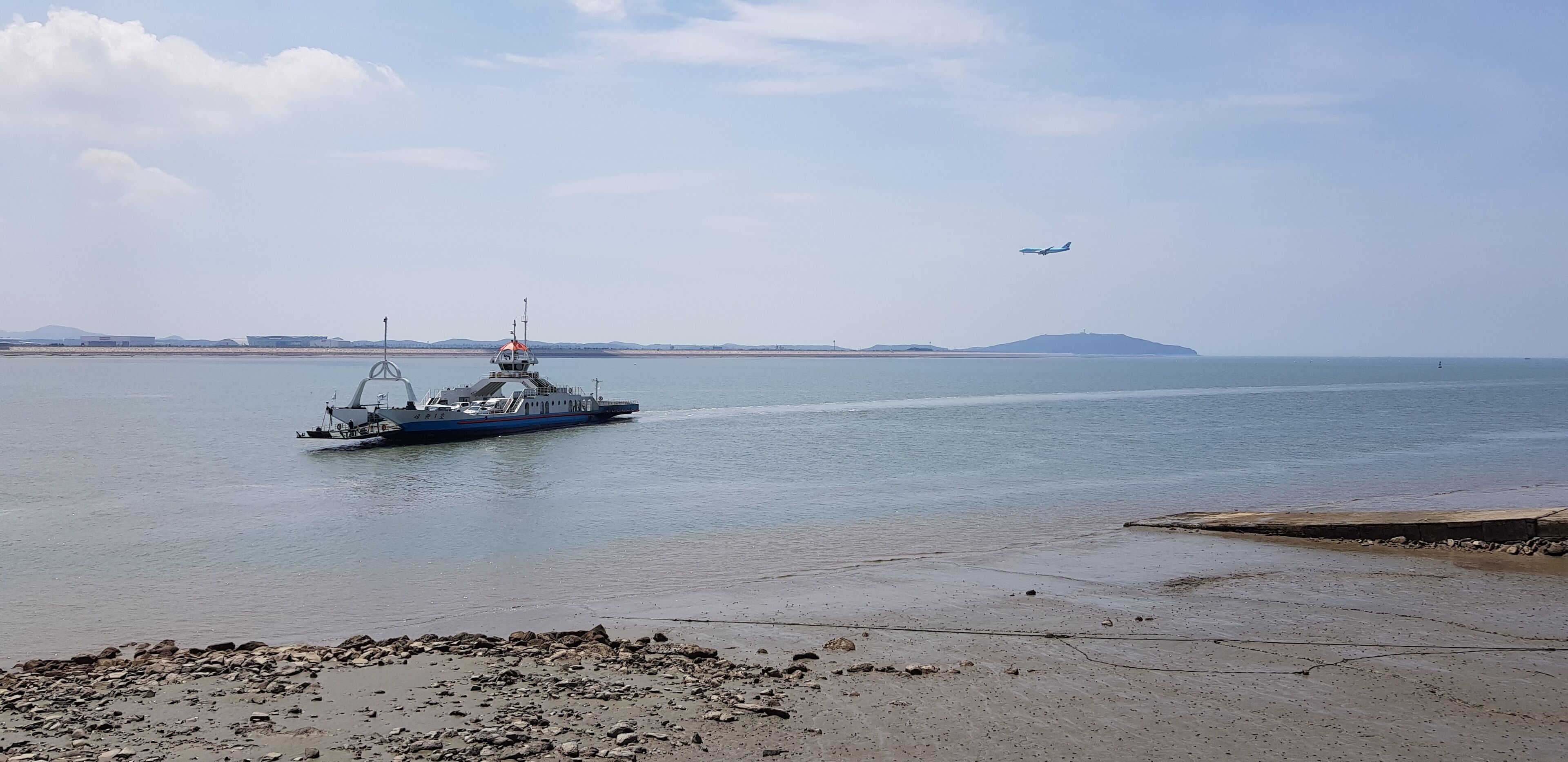 신도 앞바다에 배와 하늘의 비행기