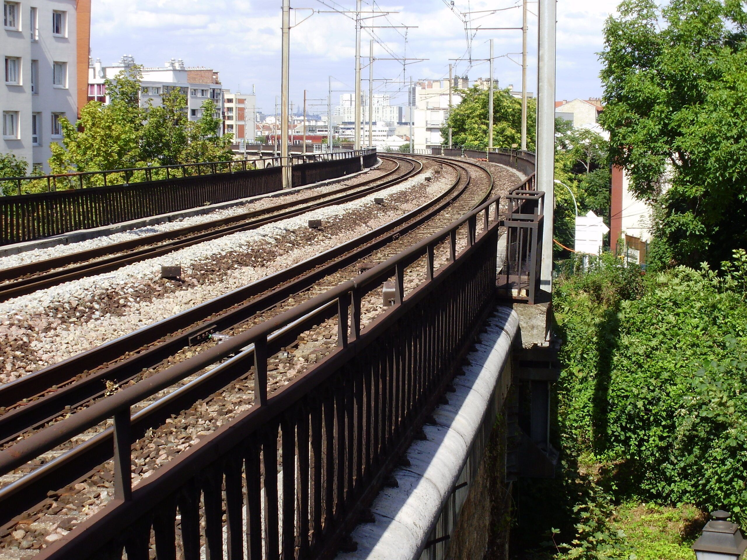 Railway bridge of Issy, in Issy-les-Moulineaux, Hauts-de-Seine, France, from the Issy station towards the north-east