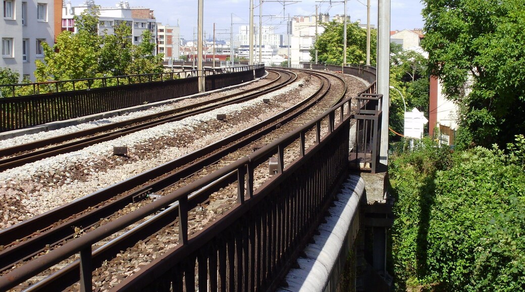 Railway bridge of Issy, in Issy-les-Moulineaux, Hauts-de-Seine, France, from the Issy station towards the north-east