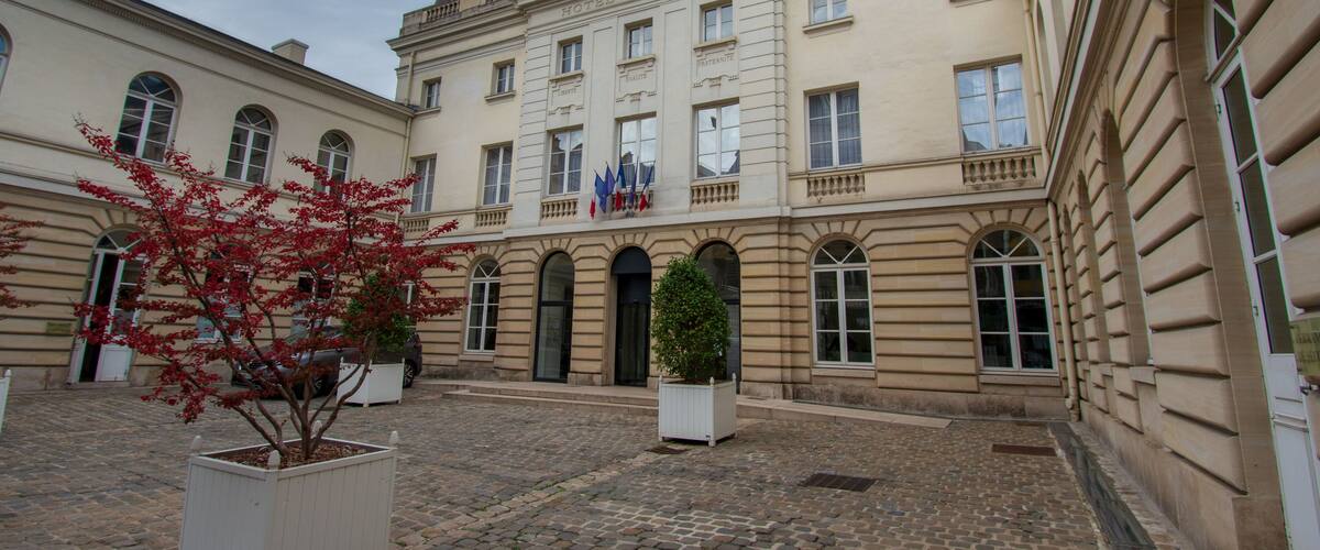 Vue extérieure de l'hôtel de ville d'Issy-les-Moulineaux, France