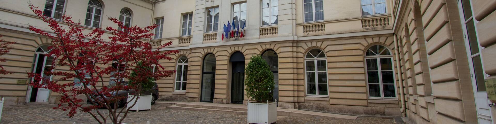 Vue extérieure de l'hôtel de ville d'Issy-les-Moulineaux, France