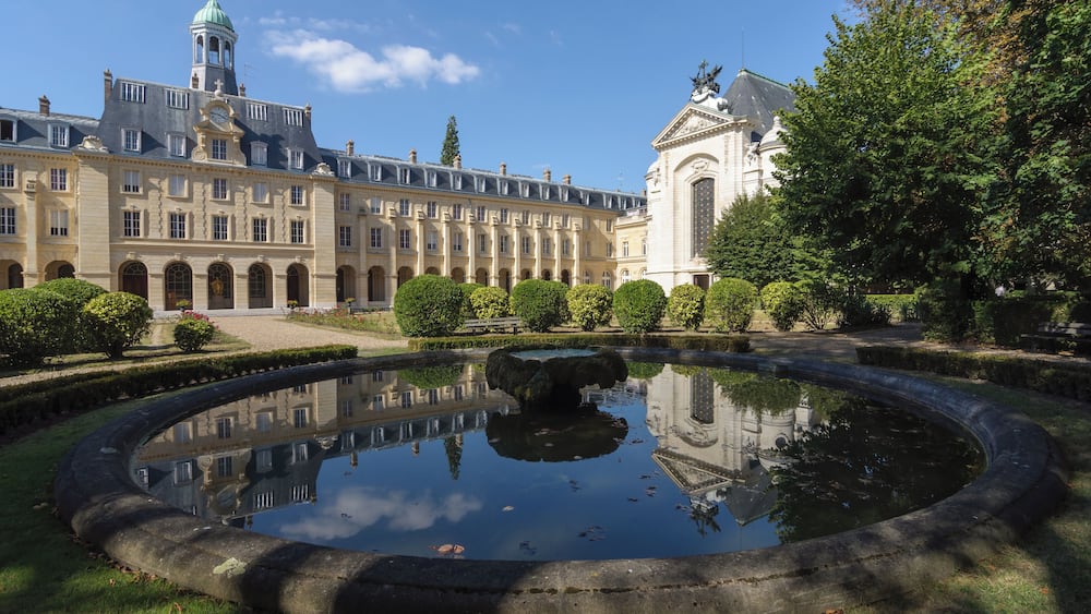 This building is classé au titre des Monuments Historiques. It is indexed in the Base Mérimée, a database of architectural heritage maintained by the French Ministry of Culture, under the reference PA92000001 .