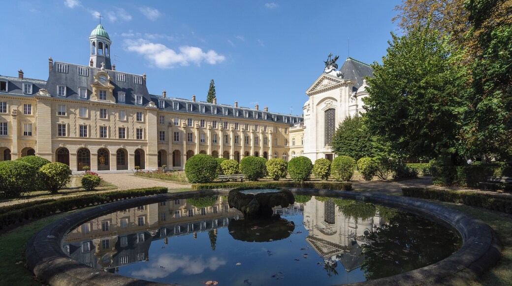 This building is classé au titre des Monuments Historiques. It is indexed in the Base Mérimée, a database of architectural heritage maintained by the French Ministry of Culture, under the reference PA92000001 .