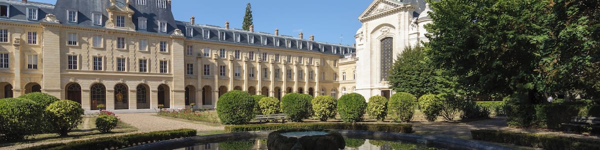 This building is classé au titre des Monuments Historiques. It is indexed in the Base Mérimée, a database of architectural heritage maintained by the French Ministry of Culture, under the reference PA92000001 .