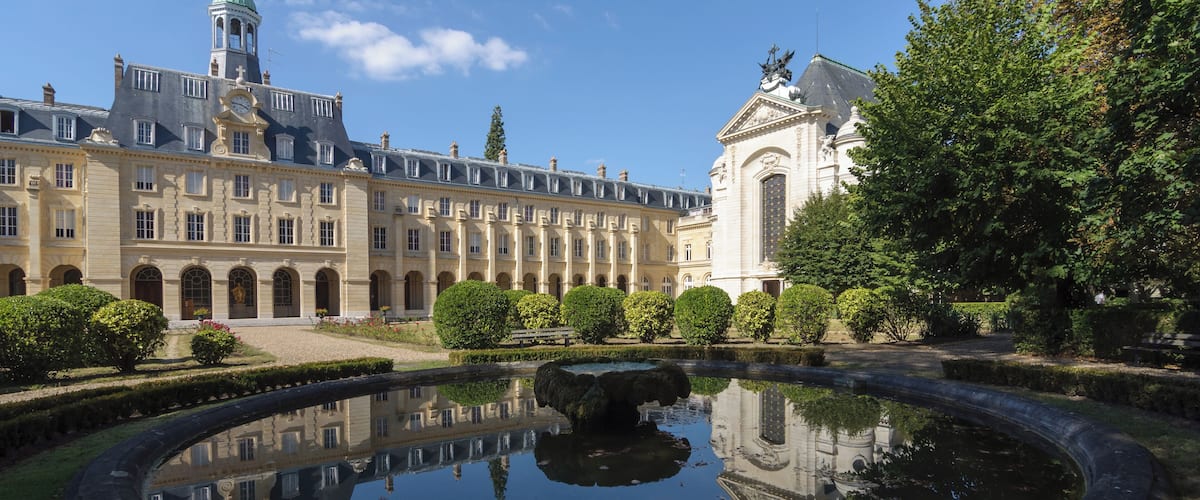 This building is classé au titre des Monuments Historiques. It is indexed in the Base Mérimée, a database of architectural heritage maintained by the French Ministry of Culture, under the reference PA92000001 .