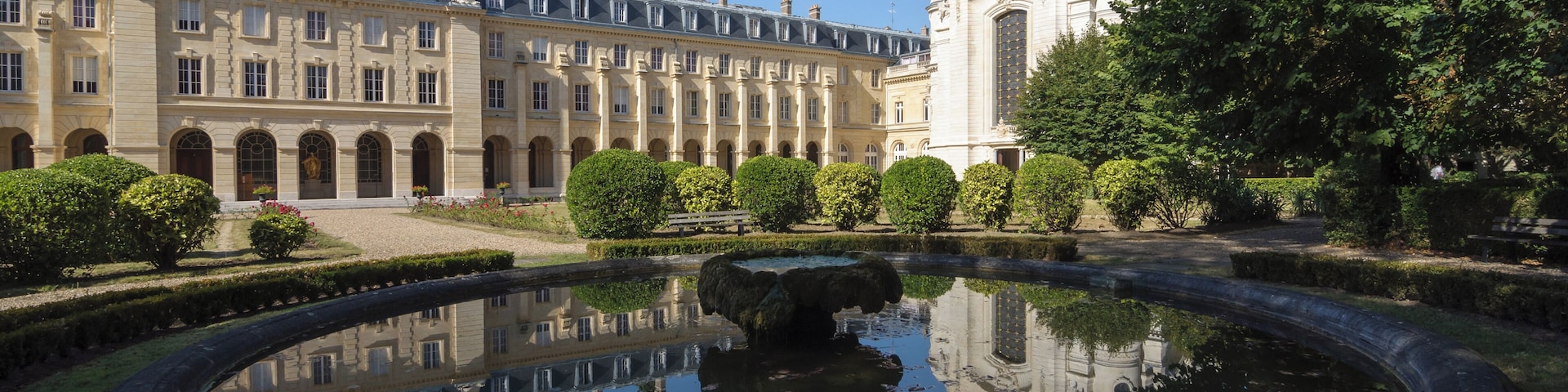 This building is classé au titre des Monuments Historiques. It is indexed in the Base Mérimée, a database of architectural heritage maintained by the French Ministry of Culture, under the reference PA92000001 .