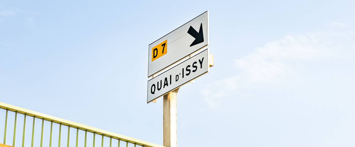 A directional sign with 'D7' and 'QUAIL DISSY' text, and an arrow pointing right.