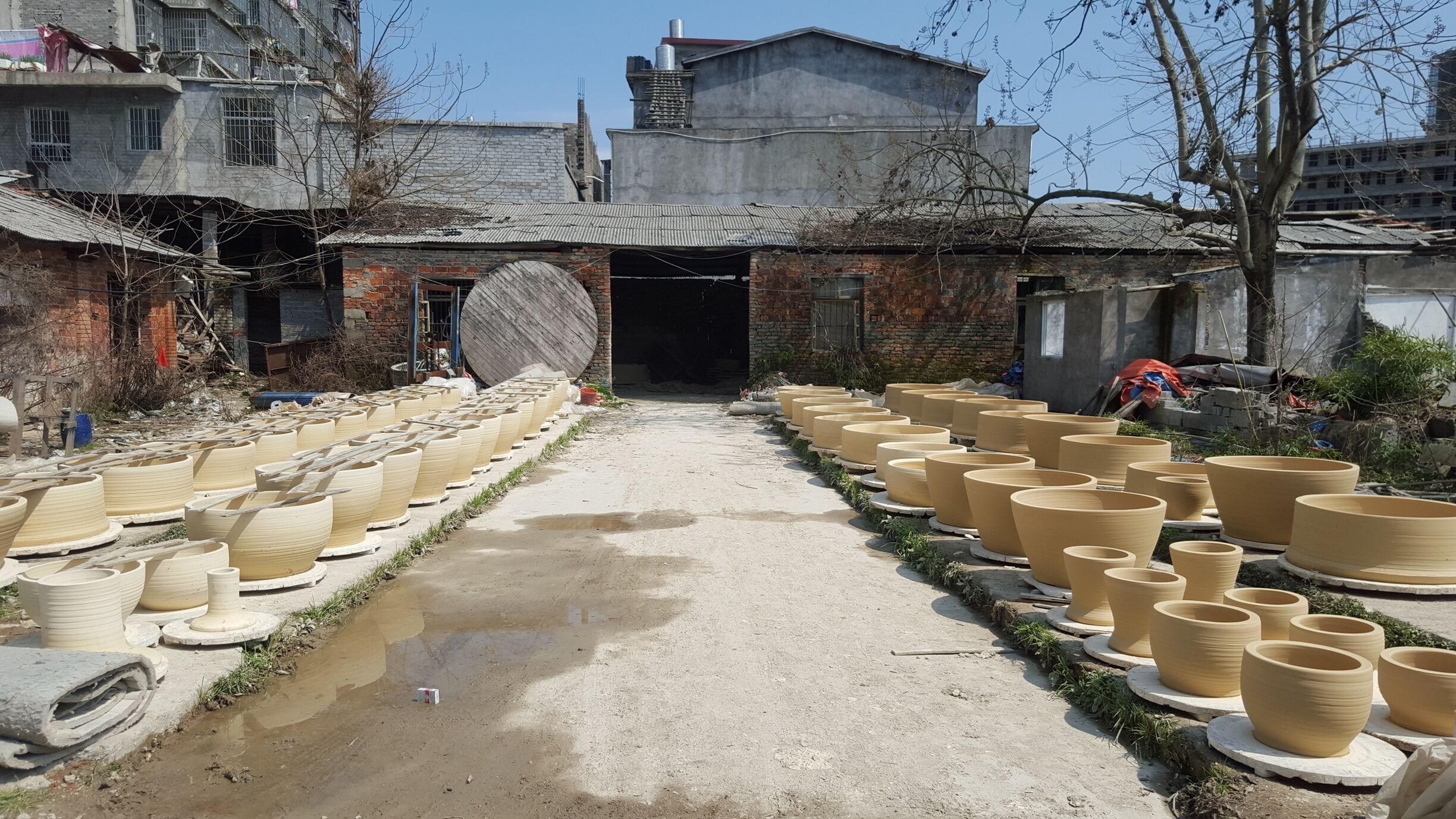 I am back in Jingdezhen for a few weeks, before heading to Israel for a ceramic symoosium. 

Spent the day walking around the old factory street. It is always interesting what you may come across. 

If you are into art and cermic art, Jingdezhen is worth a look.

subscribe to Ceramic Influencers on YouTube to see video of my excursions and artists from around the world. 