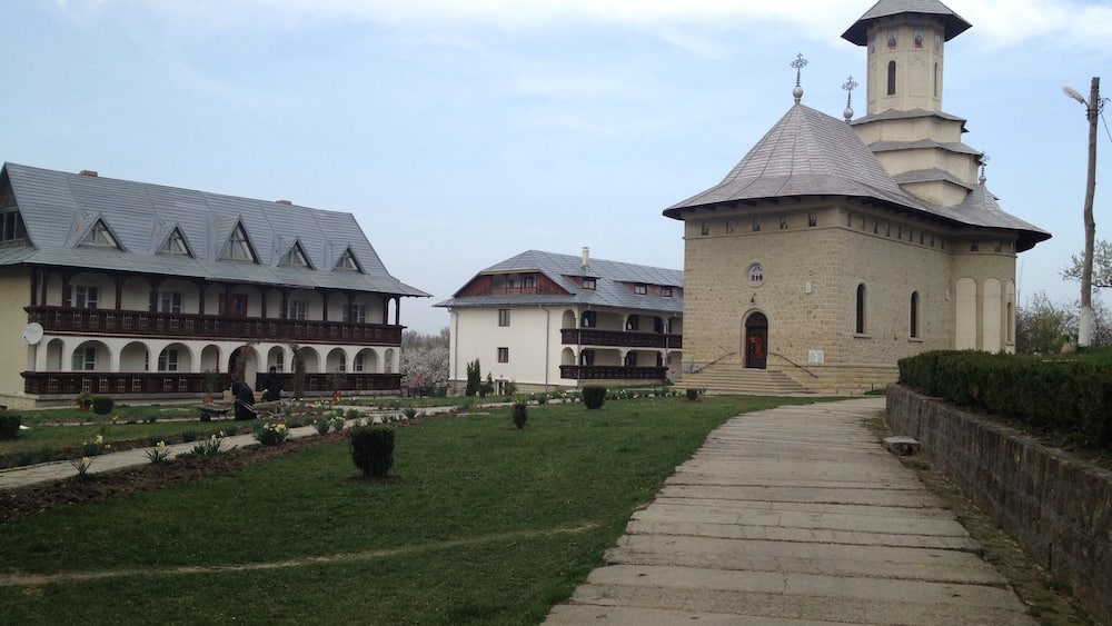 Ein Innenhof mit einem Weg, der zu einer Kirche mit einem Turm führt.