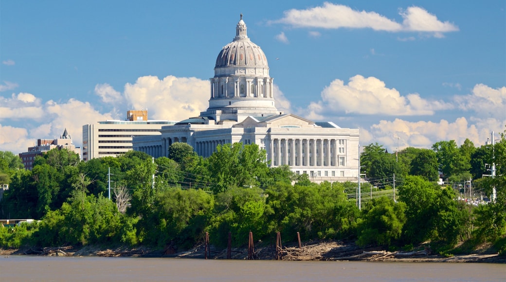 Jefferson City montrant ville et riviĂšre ou ruisseau