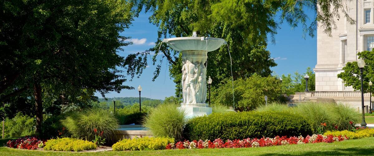 Jefferson City som viser fjell, park og blomster