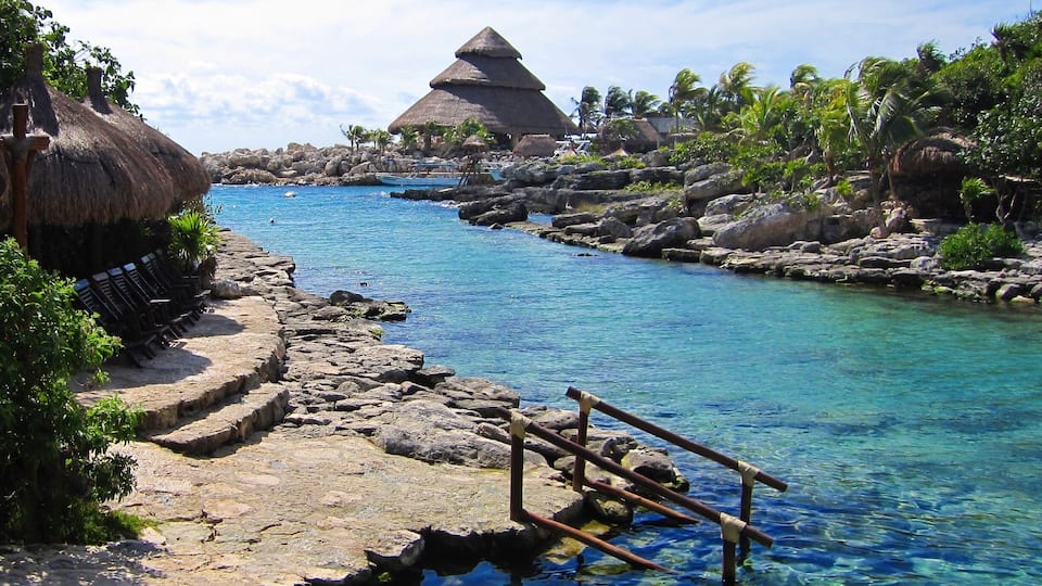 It's #WanderlustWednesday ✈️ Reminiscing about swimming in the beautiful waters of Playa Del Carmen, Mexico 🌴😃#HvonTour #whereintheworldisthehealthyvoyager