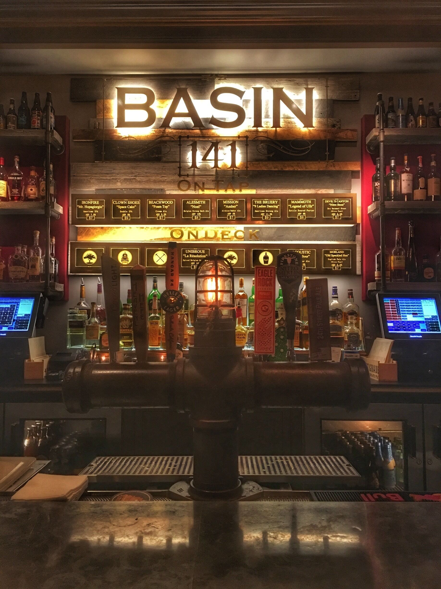 Amazing appetizers and libations! Great list of beers on tap and a hip atmosphere to hang out in! 