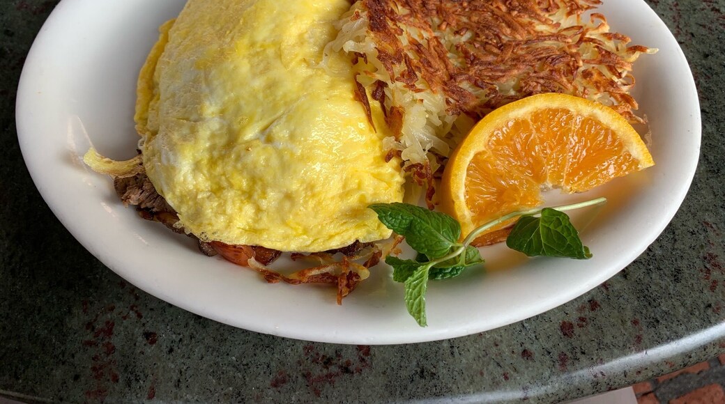 Shredded beef omelet with hash brown at Foxy’s in Glendale, California #GoodEats
