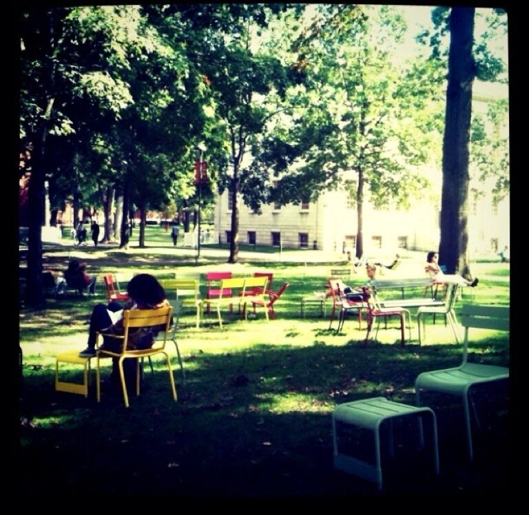 Lovely moveable furniture and lots of smart people hanging in Harvard yard. 
