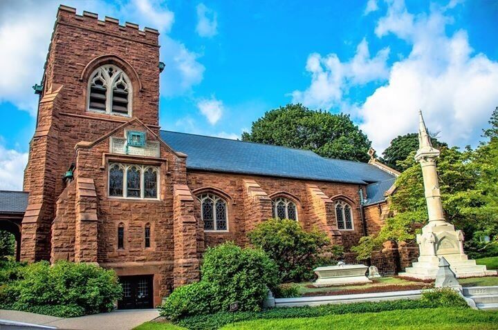 A one of a kind cemetery... Dedicated in 1831 and set with classical monuments in a rolling landscaped terrain. Part cemetery and part Park!!