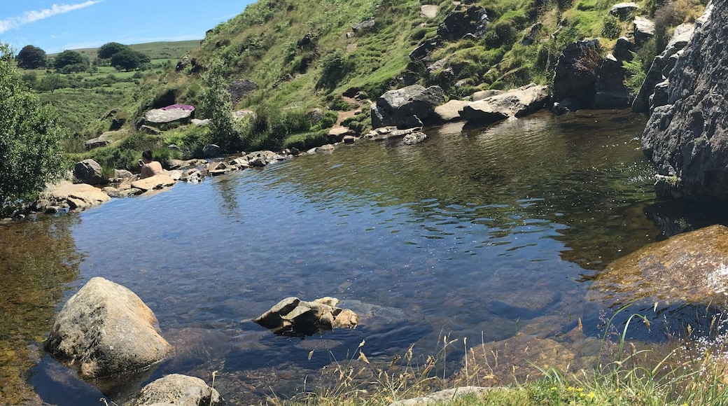 Just behind the inn, this spot is fantastic for wild swimming, even able to jump in the water in one spot, good for picking!