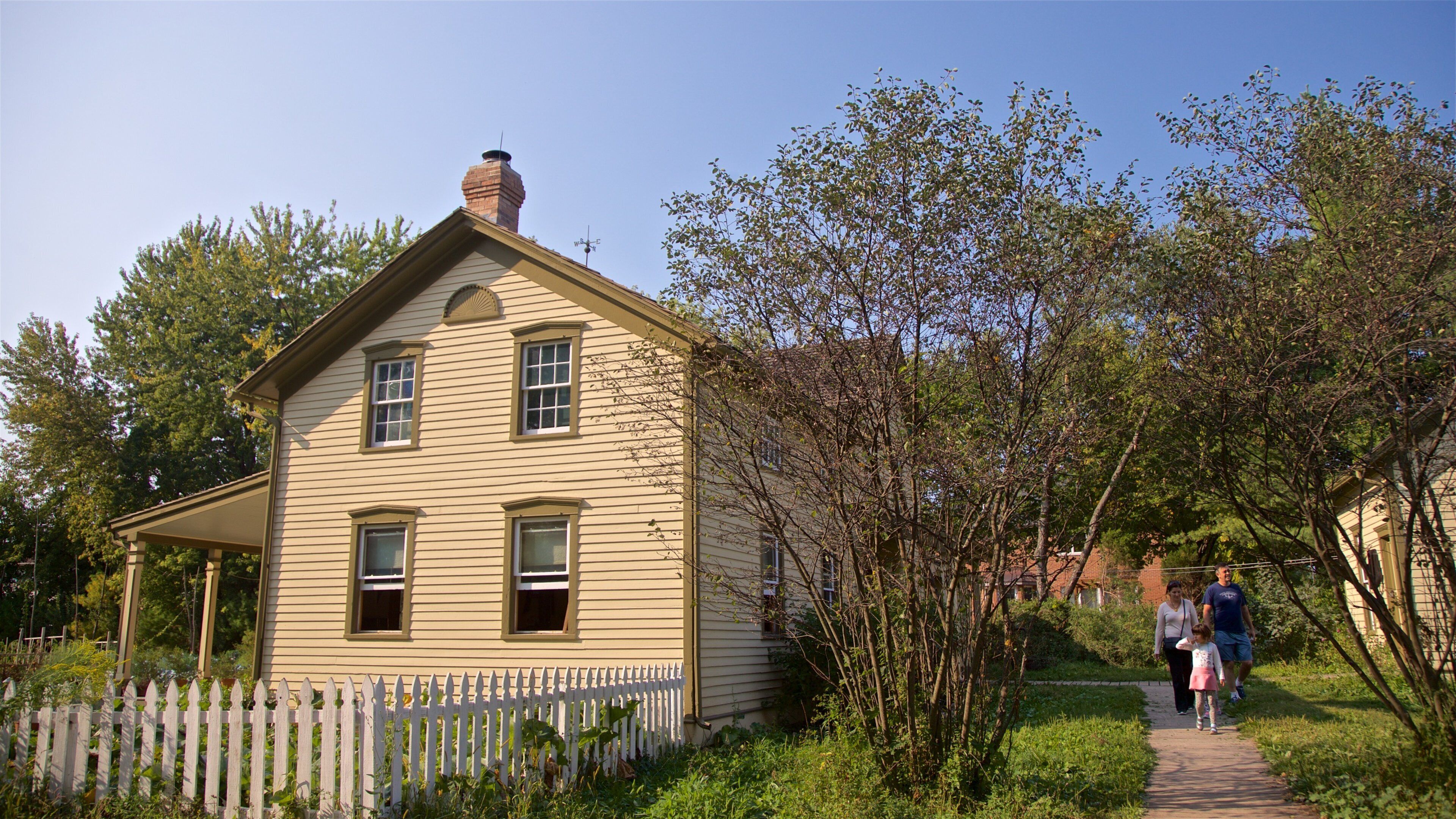 Schaumburg que incluye una casa y también una familia