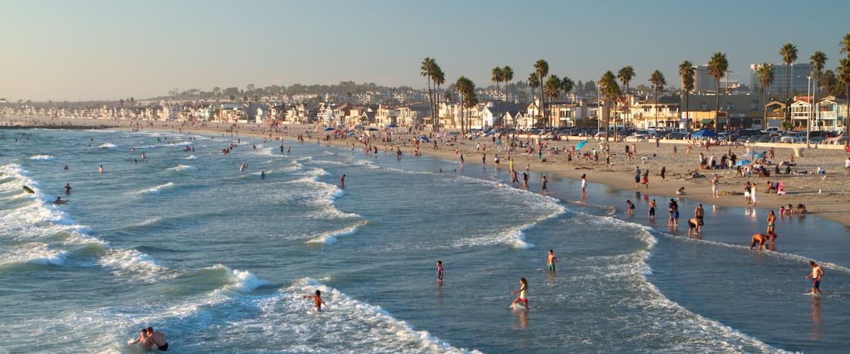 Newport Beach ofreciendo escenas tropicales, vistas panorámicas y una playa de arena