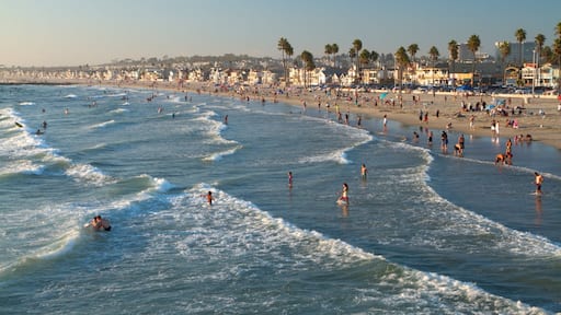Newport Beach johon kuuluu uinti, hiekkaranta ja maisemat
