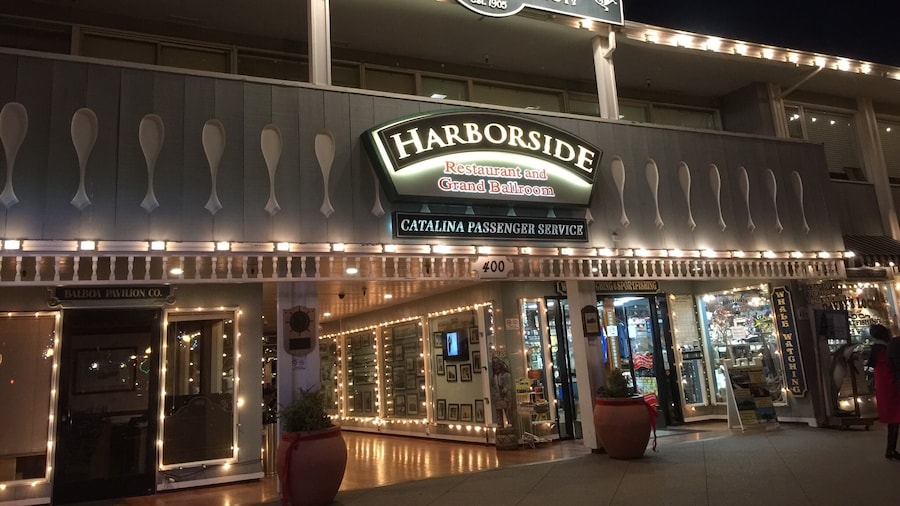 Waiting for the Freelance Harbor cruise to see the nicely decorated houses for Christmas.