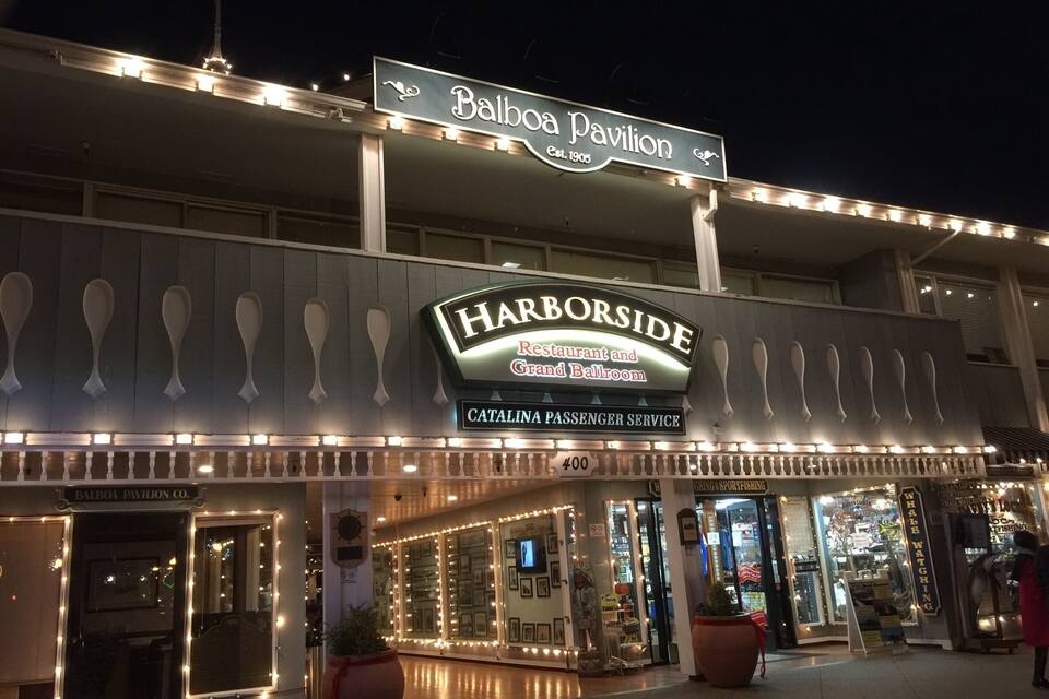 Restaurant Harborside og Grand Ballroom, med et skilt for Balboa Pavilion.