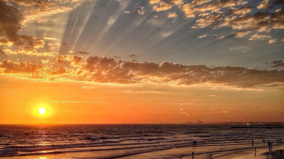 The Newport Beach Pier gives you a fantastic view of the sunset over the Pacific in Orange County, California. The pier has sweeping views of the surrounding fancy houses, and you may also get to see lots of the local fisherman catching the freshest seafood off the pier. But the real star of the show is the sun, of course, which puts on an incredibly colorful show before dipping down beneath the waves. Definitely a must-do if you're in Southern California! (#beach)