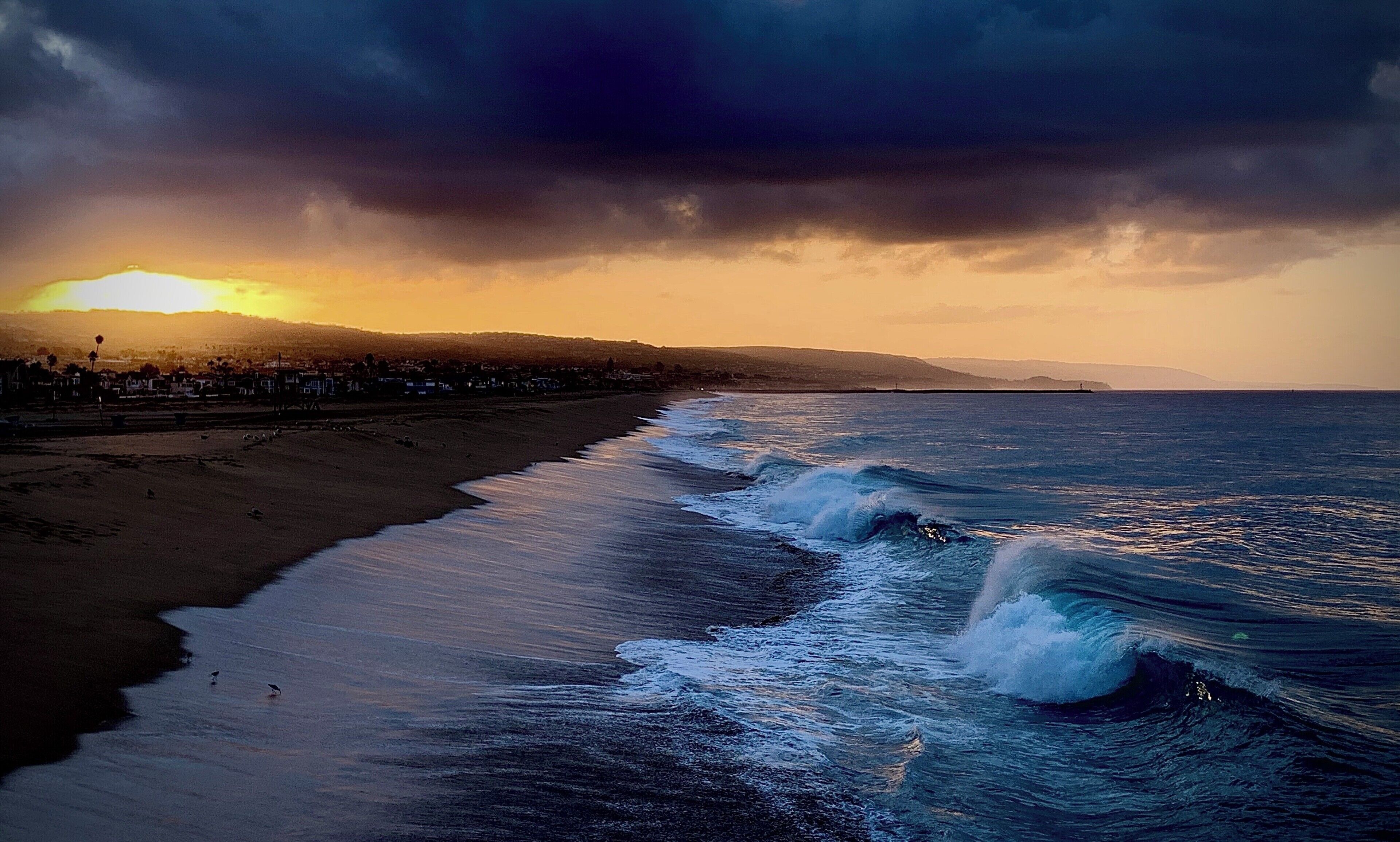 Perfect spot for an early morning walk. The view from the pier at Newport Beach is forever changing. This morning was stunning. Walk from pier to pier along the pathway and you’ll have done about 4 miles