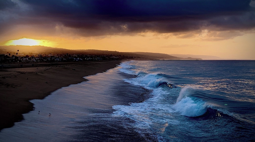 Perfect spot for an early morning walk. The view from the pier at Newport Beach is forever changing. This morning was stunning. Walk from pier to pier along the pathway and youâll have done about 4 miles