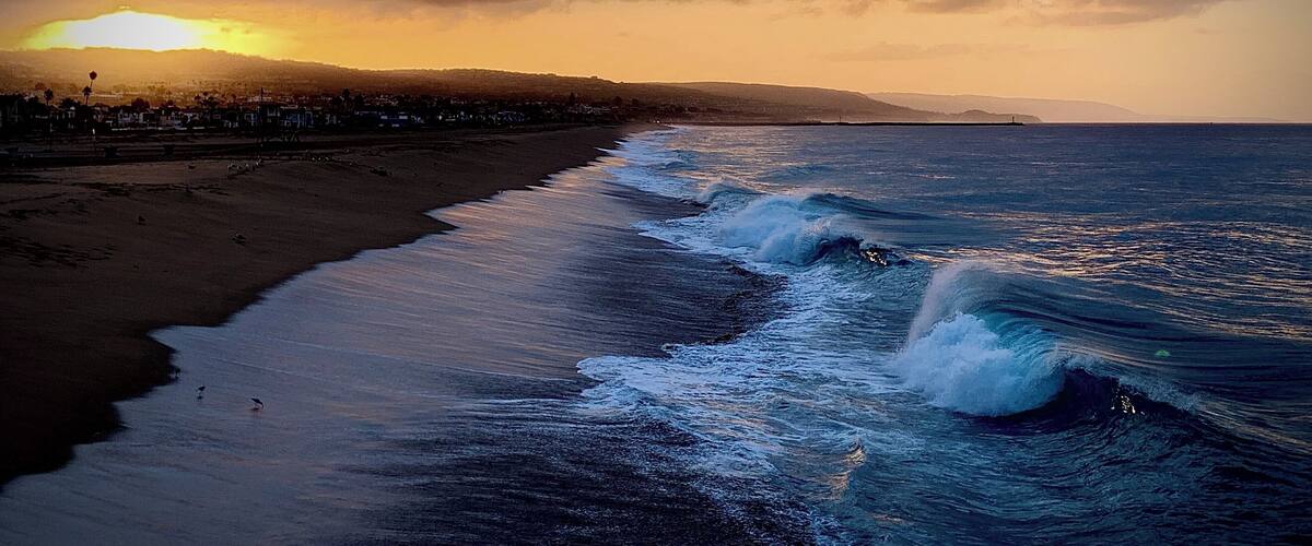 Perfect spot for an early morning walk. The view from the pier at Newport Beach is forever changing. This morning was stunning. Walk from pier to pier along the pathway and youâll have done about 4 miles