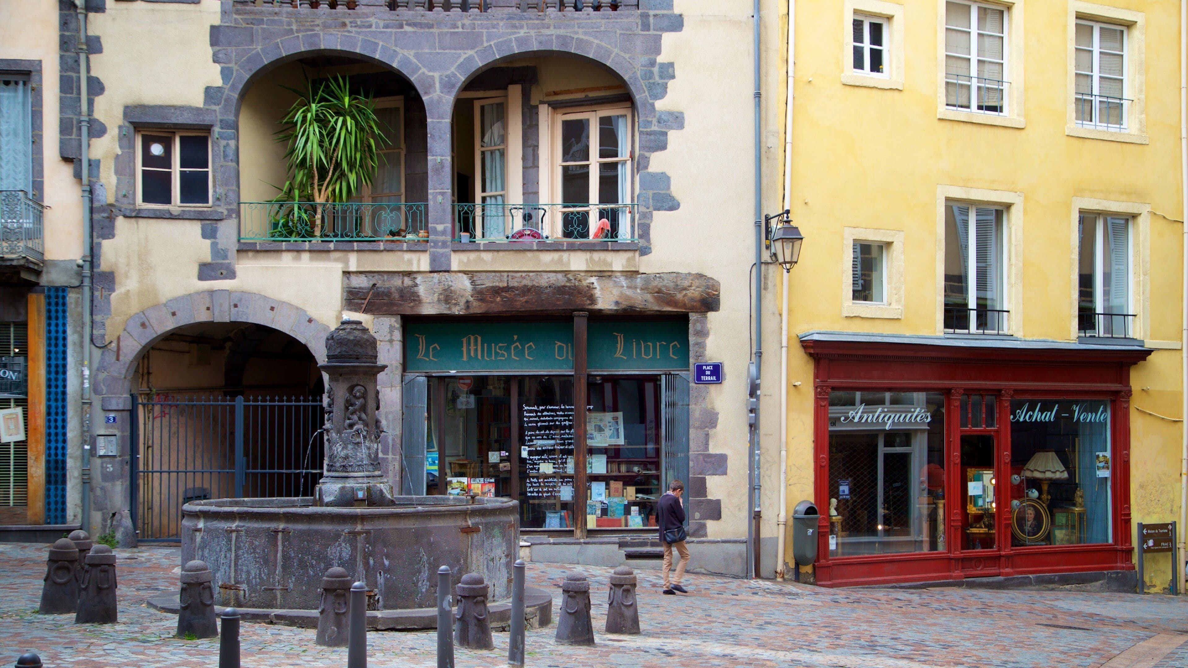 Clermont-Ferrand mostrando una fuente