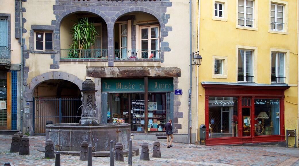 Clermont-Ferrand montrant une fontaine