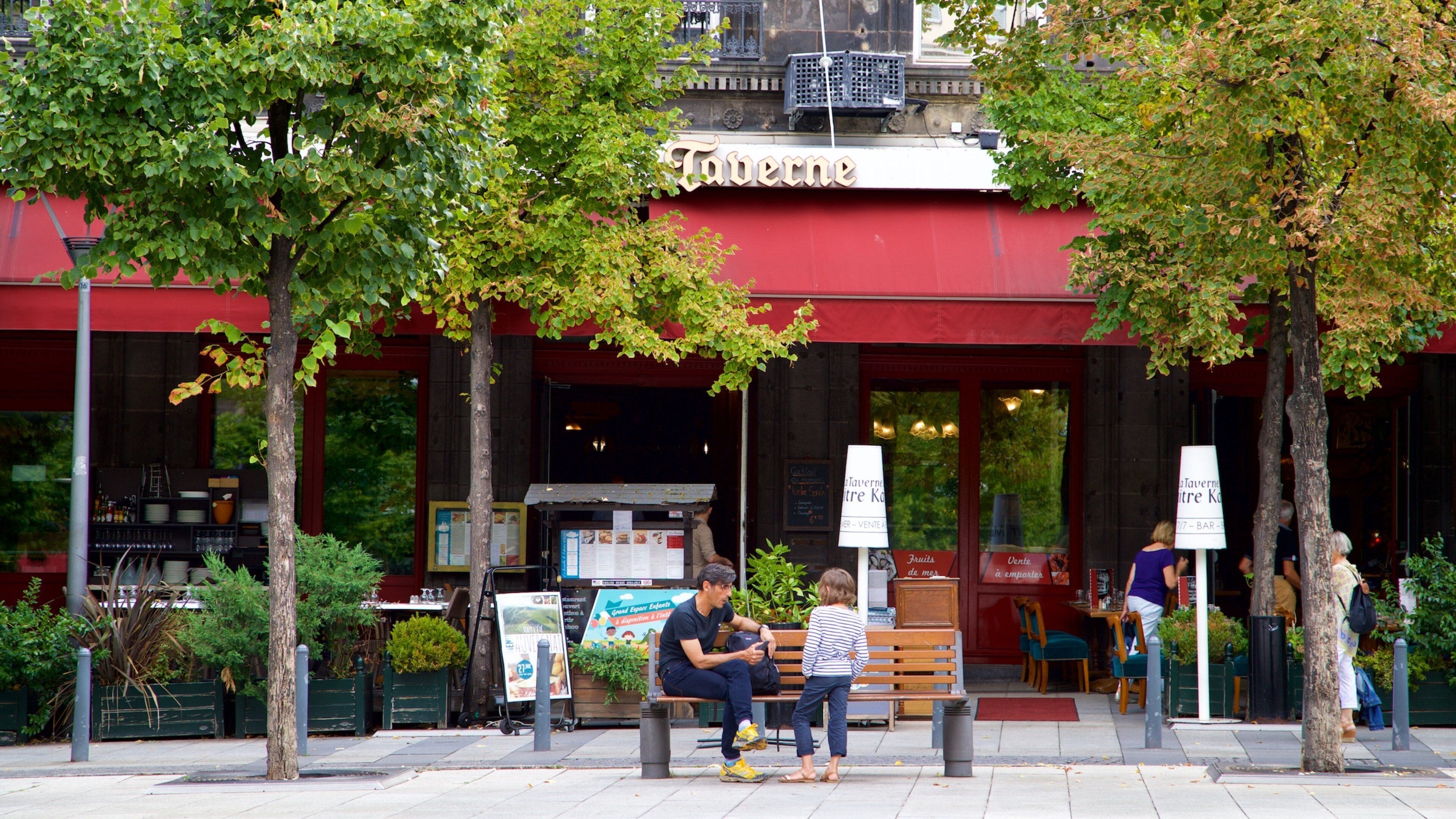 克萊蒙費朗 设有 街道景色 以及 一個家庭