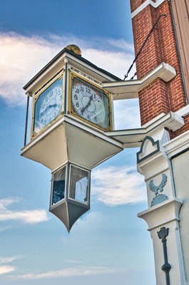 A clock in downtown Fostoria, on the corner of the Foster Block building, in northwestern Ohio. USA 2025