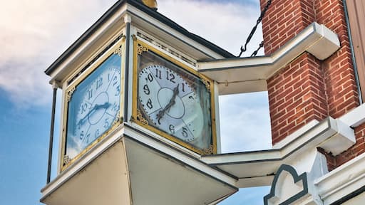 A clock in downtown Fostoria, on the corner of the Foster Block building, in northwestern Ohio. USA 2025