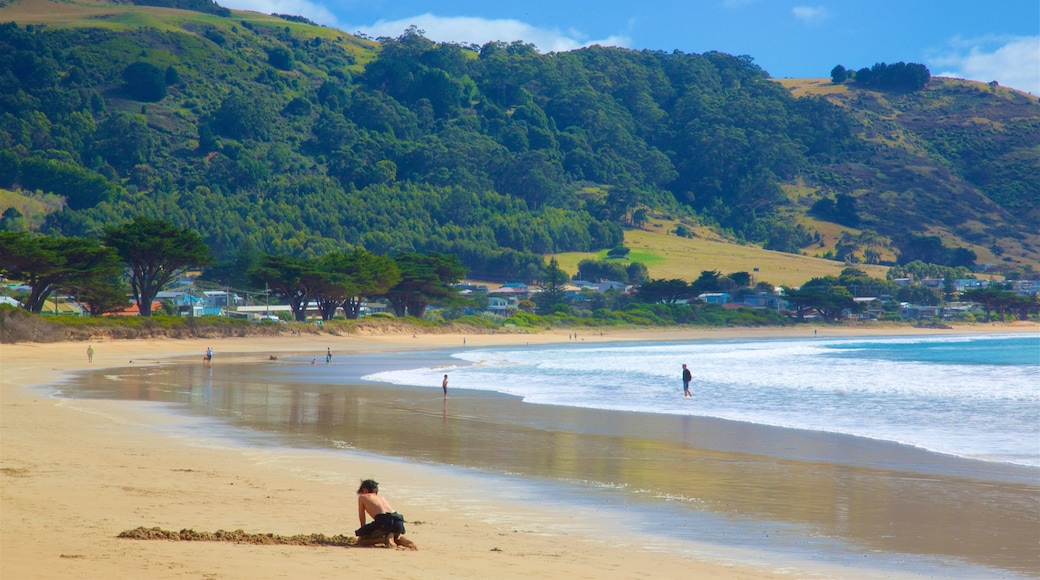 Great Ocean Road mit einem allgemeine Küstenansicht und Sandstrand sowie einzelnes Kind