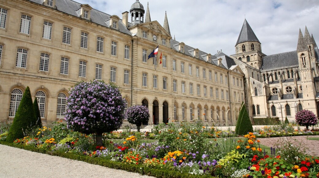Abbaye aux hommes , found by Guillaume le conquérant ( William the conqueror )
Abbaye Saint Etienne de Caen . The abbaye was constructed between the 11th and the 18 th century .