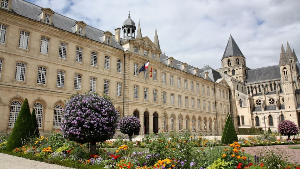 Abbaye aux hommes , found by Guillaume le conquérant ( William the conqueror )
Abbaye Saint Etienne de Caen . The abbaye was constructed between the 11th and the 18 th century .