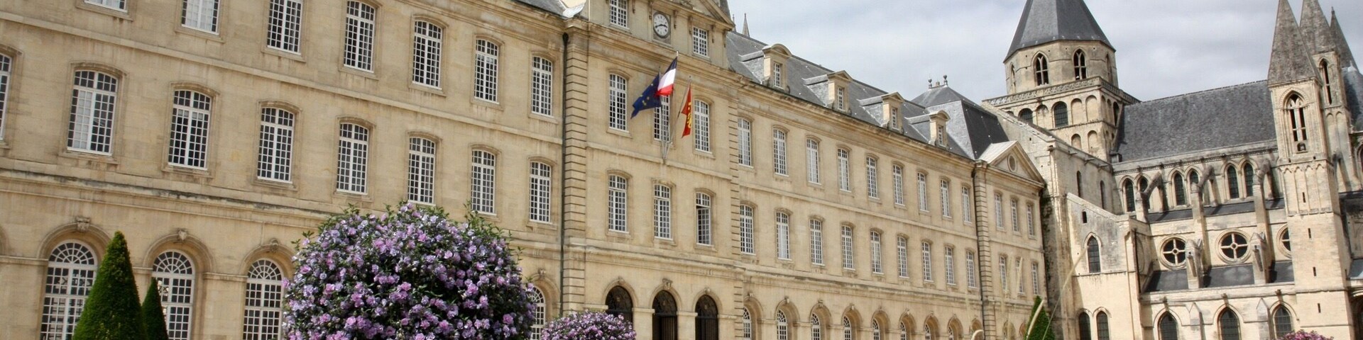 Abbaye aux hommes , found by Guillaume le conquรฉrant ( William the conqueror )
Abbaye Saint Etienne de Caen . The abbaye was constructed between the 11th and the 18 th century .