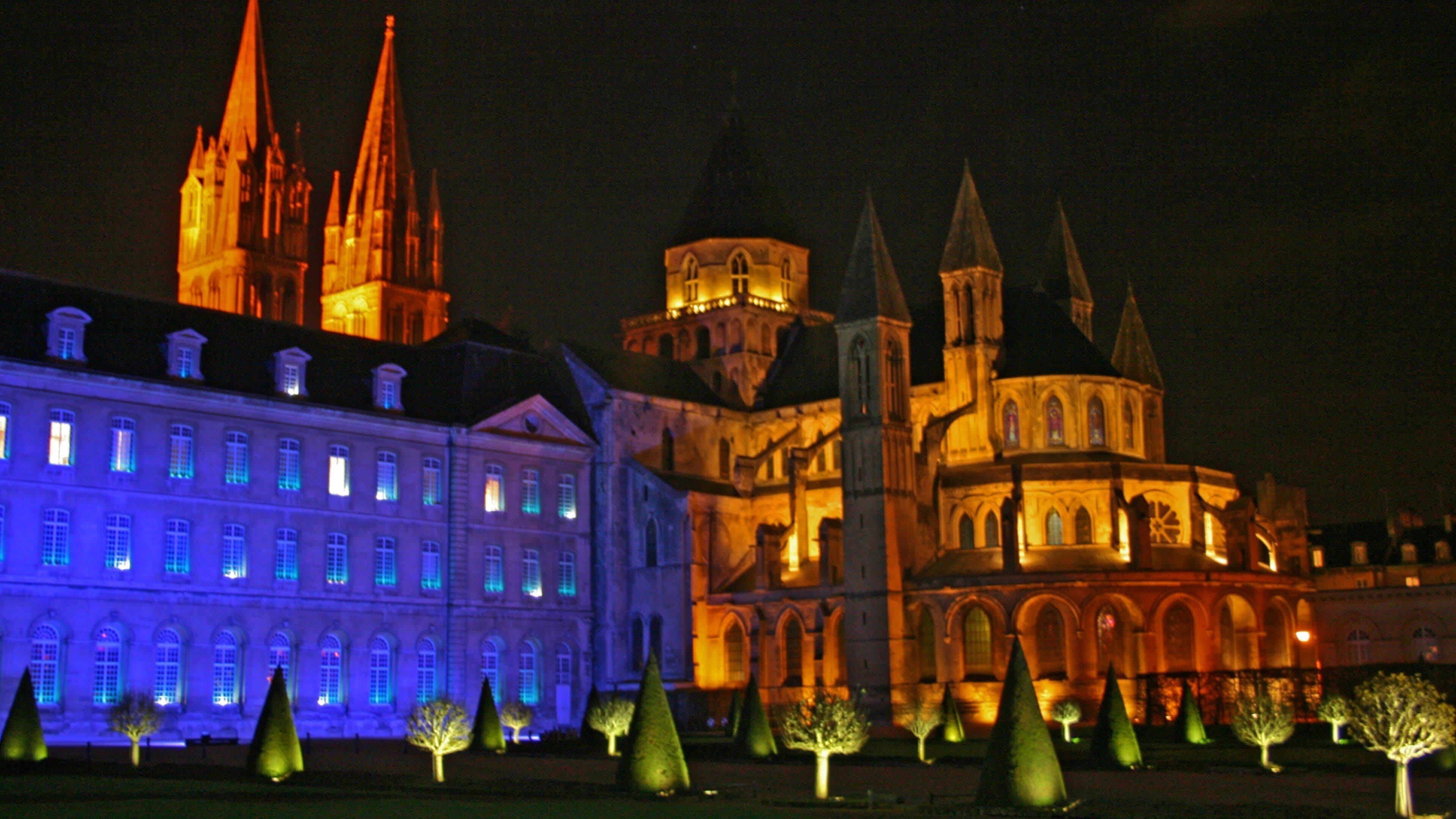 Caen ofreciendo palacio, una ciudad y arquitectura patrimonial