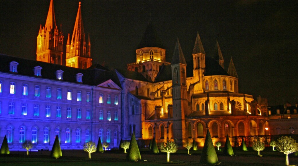 Caen ofreciendo palacio, una ciudad y arquitectura patrimonial