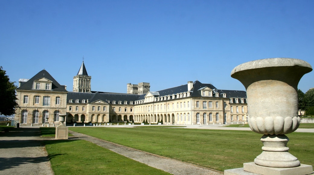 Caen ofreciendo arquitectura patrimonial y un castillo